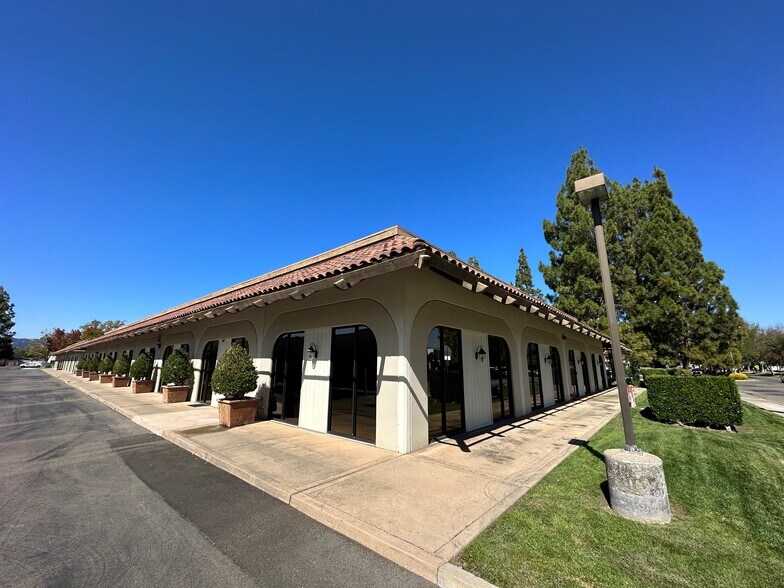 1020 Serpentine Ln, Pleasanton, CA à louer - Photo de l’immeuble – Image 2 sur 6