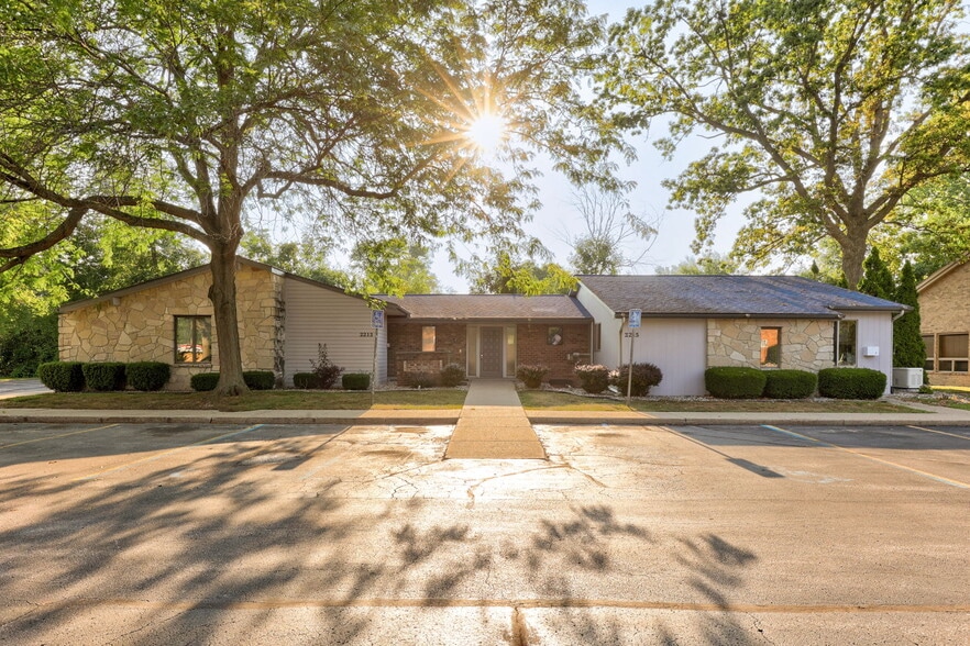 2215 N Center Rd, Saginaw, MI à vendre - Photo principale – Image 1 sur 29