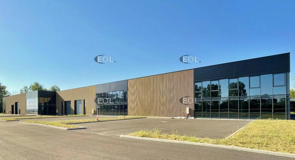 Local d’activités dans Ambérieux à louer - Photo de l’immeuble – Image 1 sur 6