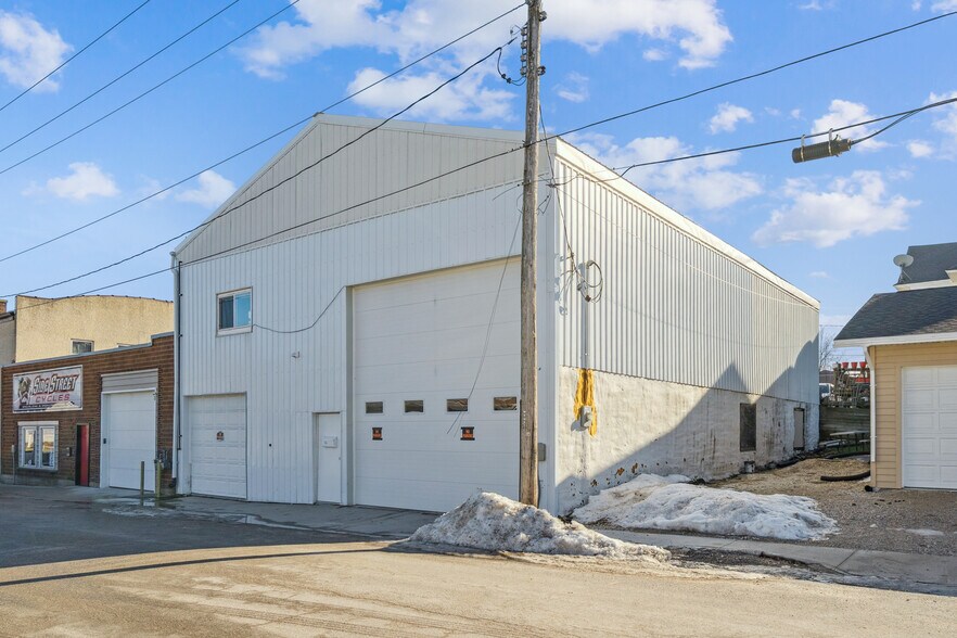 106 1st Ave NW, Waukon, IA à vendre - Photo de l’immeuble – Image 2 sur 23