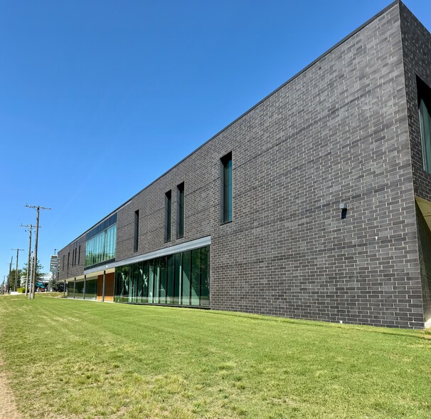1011 SW A St, Bentonville, AR à louer - Photo de l’immeuble – Image 2 sur 5