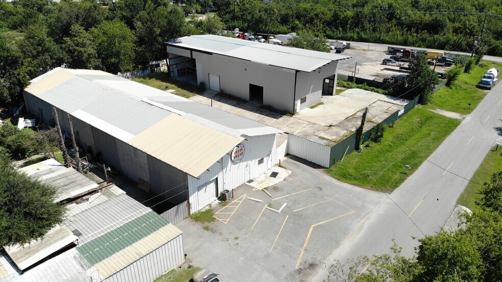 703 Buschong St, Houston, TX à louer - Photo de l’immeuble – Image 2 sur 13