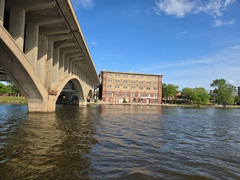 220 N Water St, Rockford, IL à vendre - Photo de l’immeuble – Image 1 sur 15