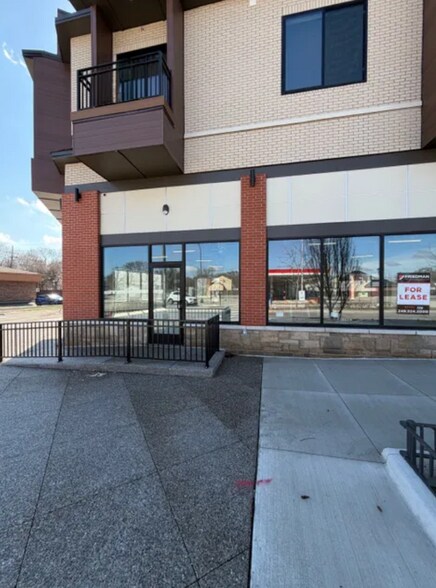 1760 E Auburn Rd, Rochester, MI à louer - Photo de l’immeuble – Image 3 sur 7