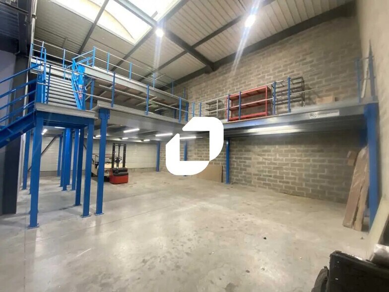 Local d’activités dans SAINT-OUEN-L'AUMONE à louer - Photo de l’immeuble – Image 2 sur 12