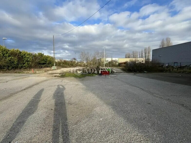 Local d’activités dans Coignières à louer - Photo de l’immeuble – Image 3 sur 4