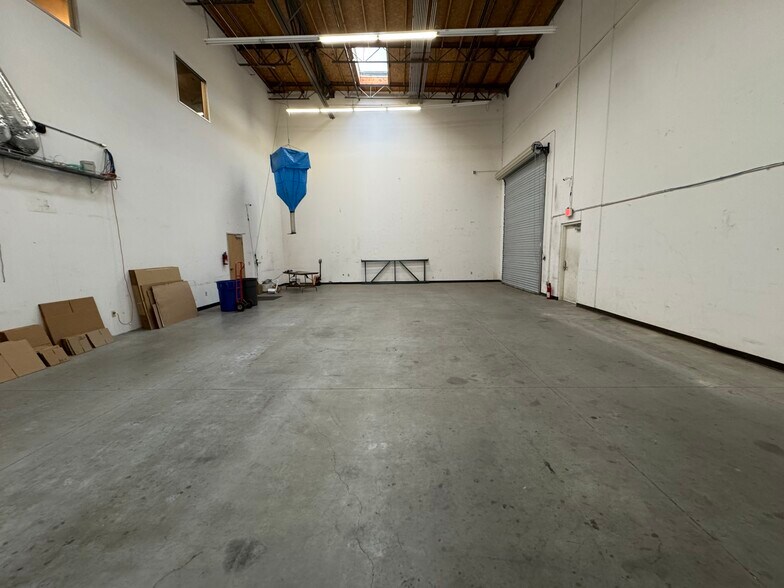 29033 Avenue Sherman, Valencia, CA à vendre - Photo de l’immeuble – Image 3 sur 24
