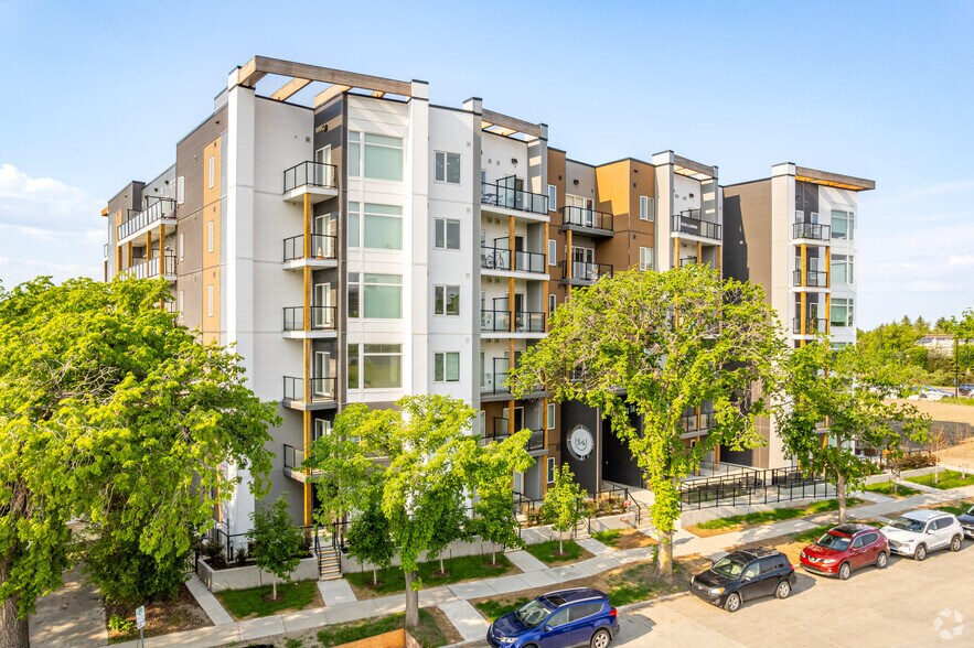 11329 University Av NW, Edmonton, AB à vendre - Photo principale – Image 1 sur 30