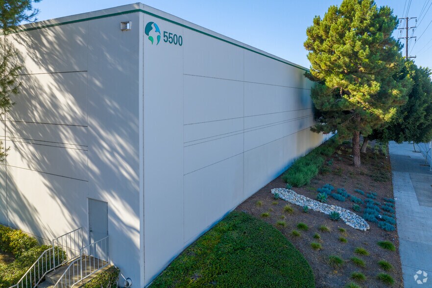 5500 E Slauson Ave, Commerce, CA à louer - Photo de l’immeuble – Image 2 sur 7