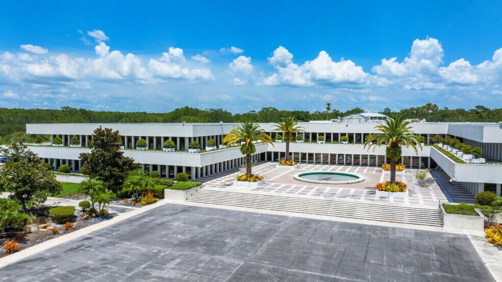 Former Tupperware HQ Campus portefeuille de 7 biens à vendre sur LoopNet.fr - Photo de l’immeuble – Image 3 sur 12