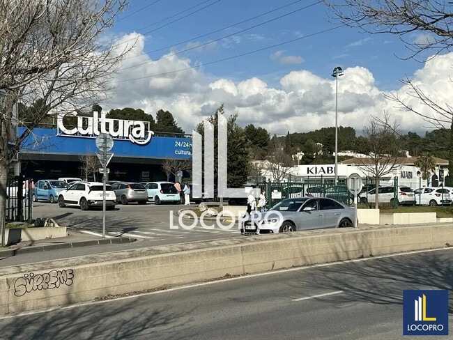Plus de détails pour Local commercial à louer