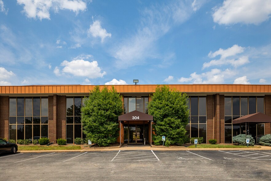 304 Whittington Pky, Louisville, KY à louer - Photo de l’immeuble – Image 1 sur 10