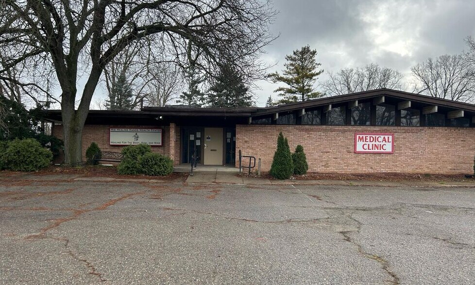 2025 W Holmes Rd, Lansing, MI à louer - Photo de l’immeuble – Image 1 sur 9