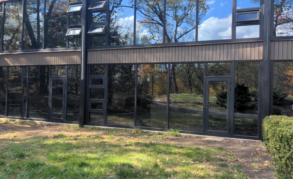 16 Sterling Lake Rd, Tuxedo Park, NY à louer - Photo de l’immeuble – Image 2 sur 25