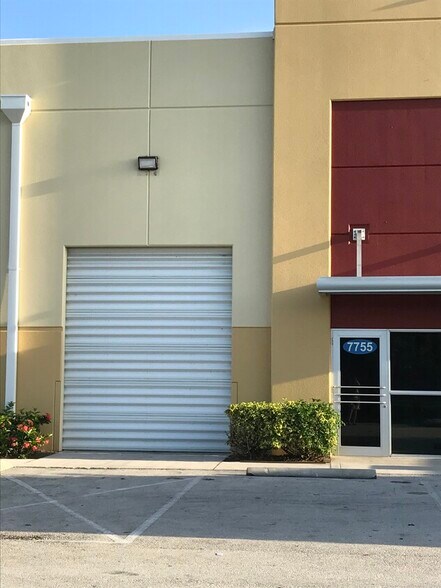 7805 SW Ellipse Way, Stuart, FL à louer - Photo de l’immeuble – Image 2 sur 2