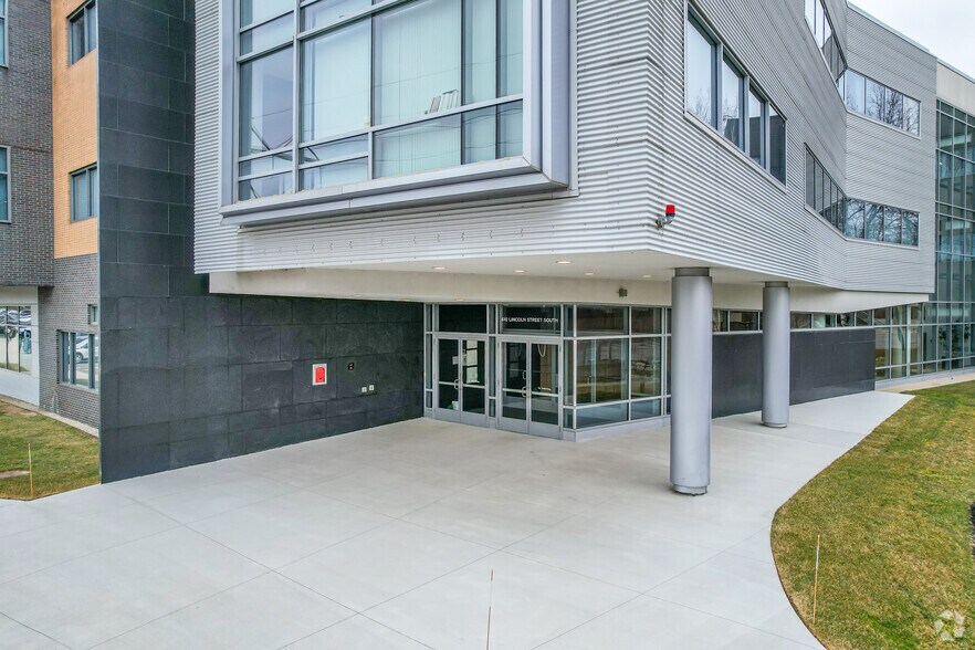 610 Lincoln St, Waltham, MA à louer - Photo de l’immeuble – Image 3 sur 5