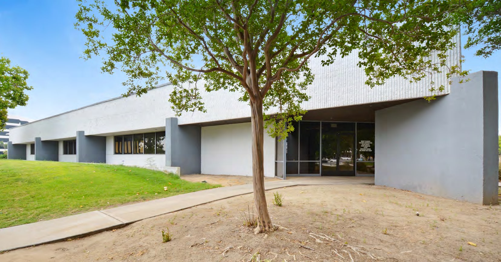 3232 W MacArthur Blvd, Santa Ana, CA à louer Photo de l’immeuble– Image 1 sur 5