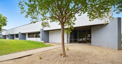 3232 W MacArthur Blvd, Santa Ana, CA à louer Photo de l’immeuble– Image 1 sur 5