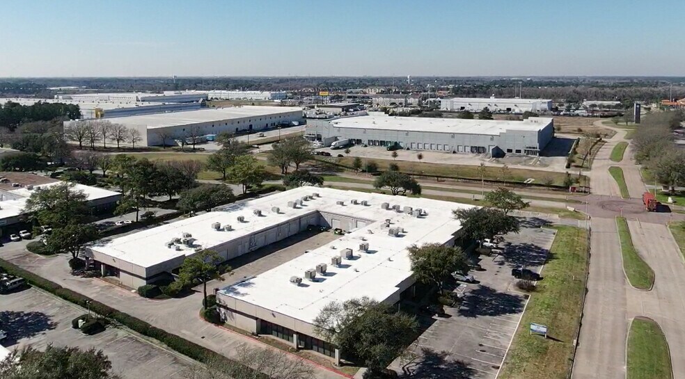 500 Century Plaza Dr, Houston, TX à vendre - Photo de l’immeuble – Image 3 sur 11