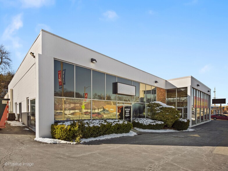 211 S Milwaukee Ave, Libertyville, IL à louer - Photo de l’immeuble – Image 2 sur 14