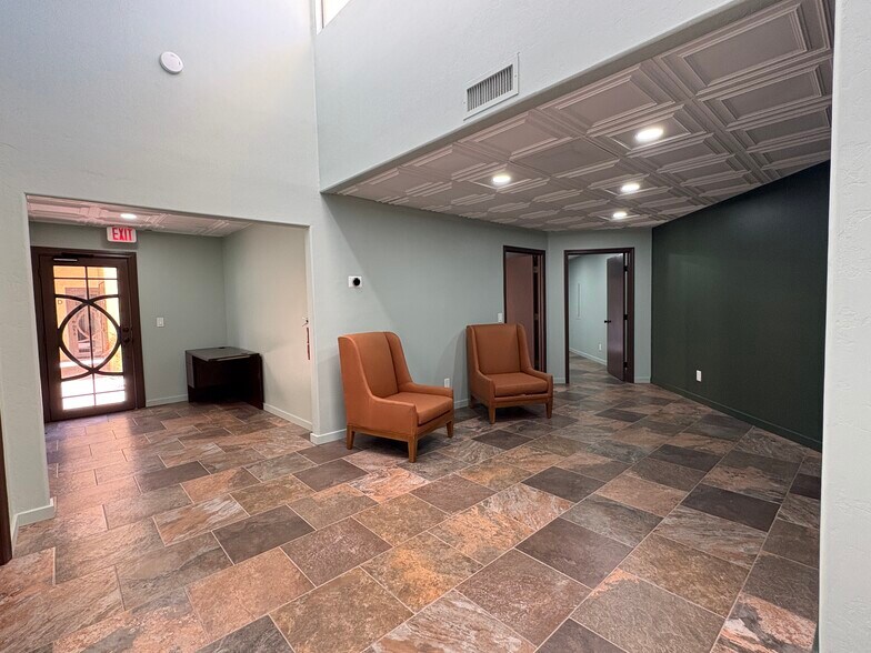 6137 E Grant Rd, Tucson, AZ à louer - Photo de l’immeuble – Image 3 sur 7