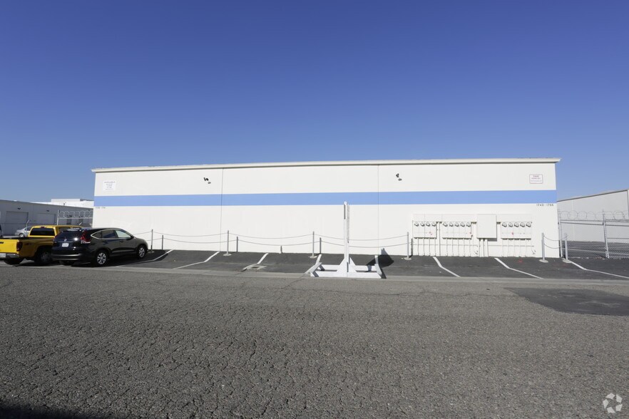 1729-1755 E Borchard Ave, Santa Ana, CA à louer - Photo de l’immeuble – Image 3 sur 6