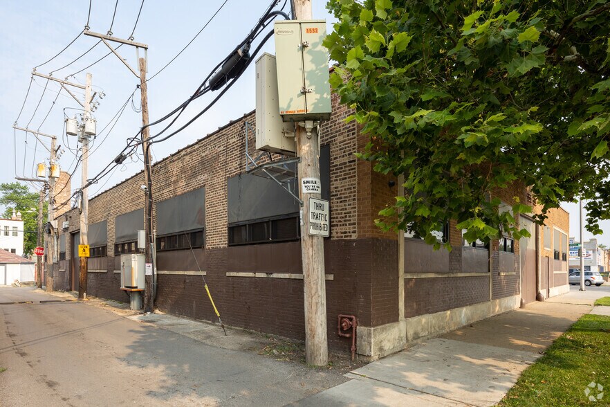 4301 W Grand Ave, Chicago, IL à louer - Photo de l’immeuble – Image 2 sur 23