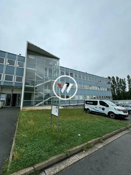 Local d'activités dans Garges-lès-Gonesse à vendre - Photo de l’immeuble – Image 2 sur 8