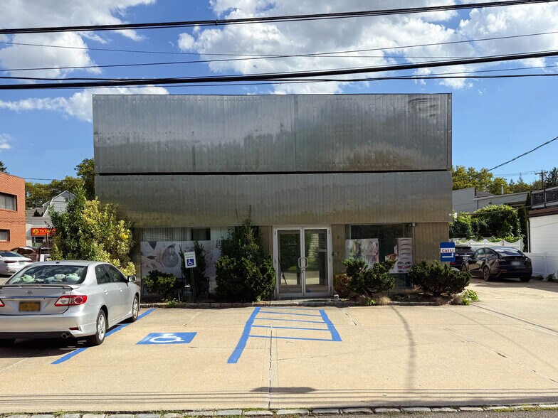 18 Genevieve Pl, Great Neck, NY à louer - Photo de l’immeuble – Image 1 sur 14