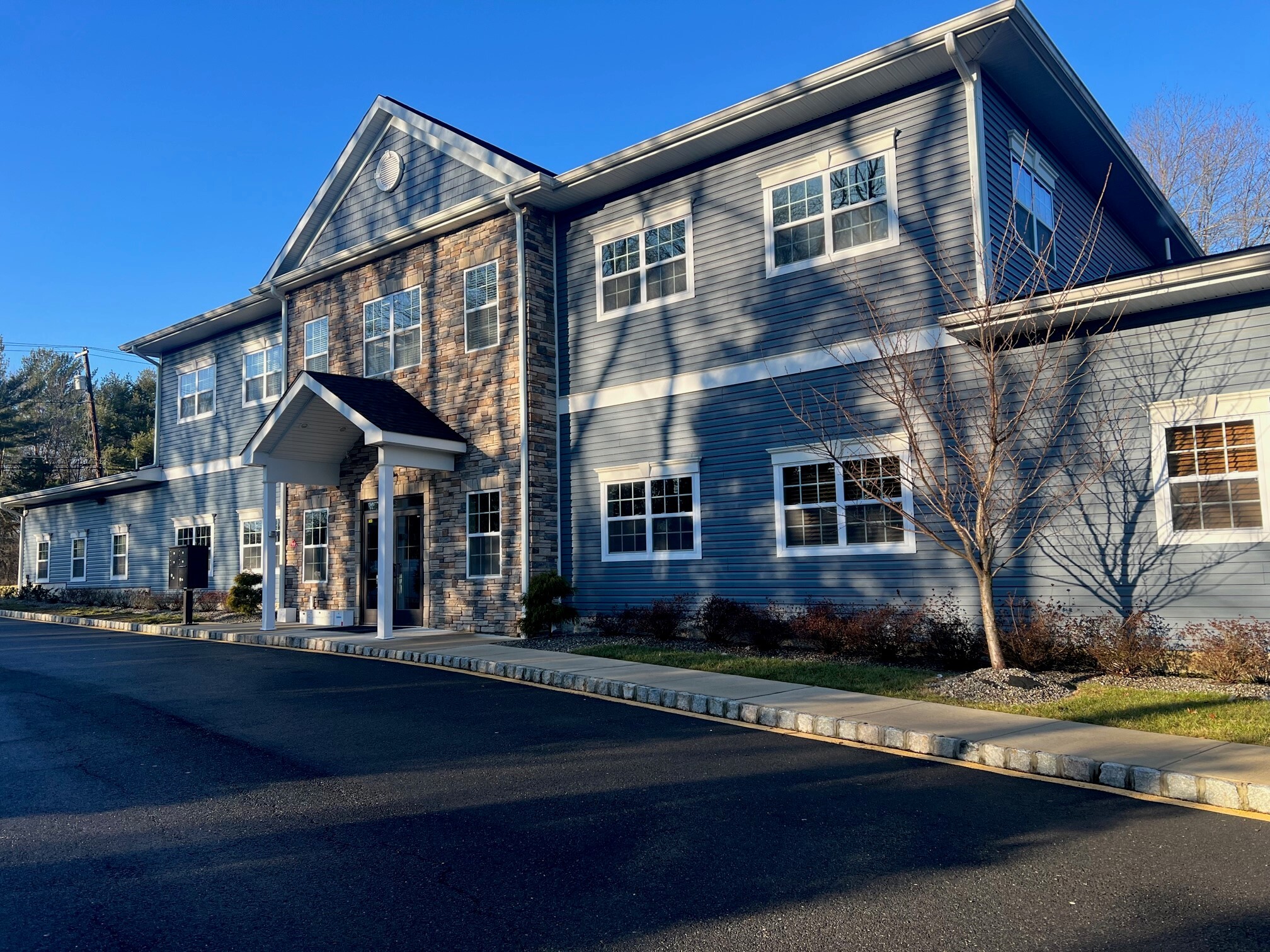 186 County Road 520 W, Marlboro, NJ à louer Photo de l’immeuble– Image 1 sur 12