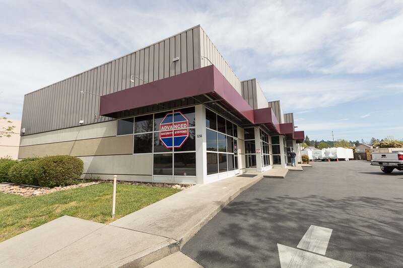 5256 Aero Dr, Santa Rosa, CA à louer - Photo de l’immeuble – Image 3 sur 28