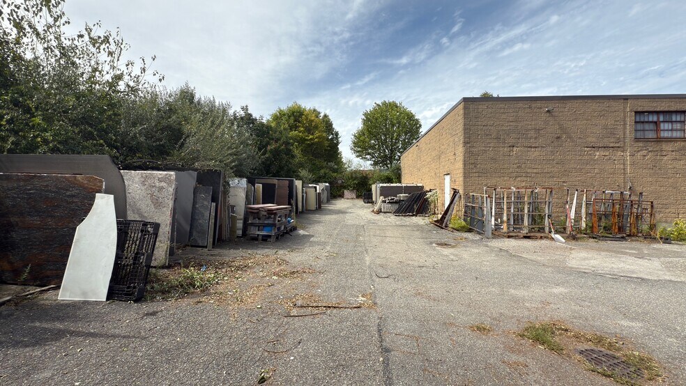 65 Davids Dr, Hauppauge, NY à louer - Photo de l’immeuble – Image 2 sur 3