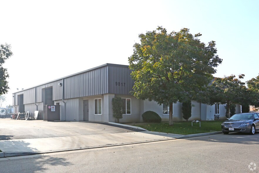 9817 W Grove Ave, Visalia, CA à louer - Photo de l’immeuble – Image 3 sur 4