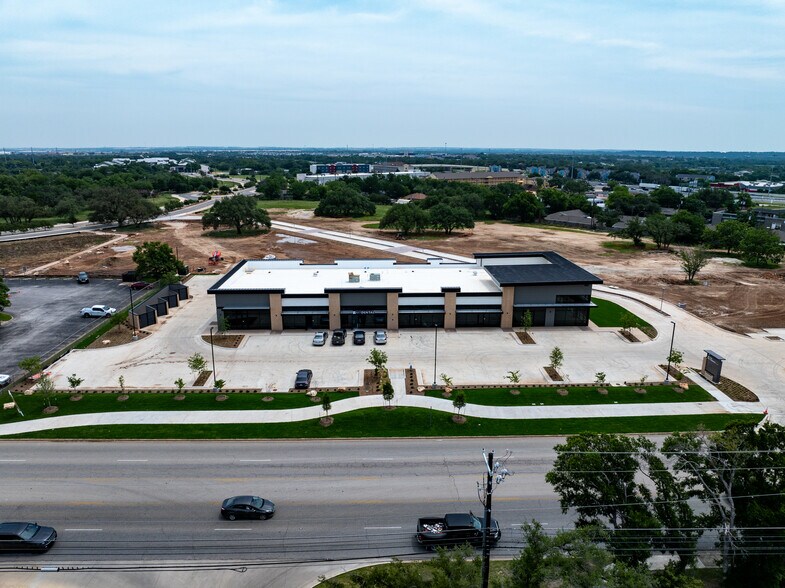 1313 Williams Dr, Georgetown, TX à louer - Photo de l’immeuble – Image 2 sur 53