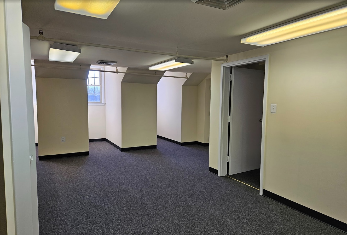 100-122 E Broad St, Falls Church, VA 22046 - Lot 102 -  - Photo intérieure - Image 1 of 4