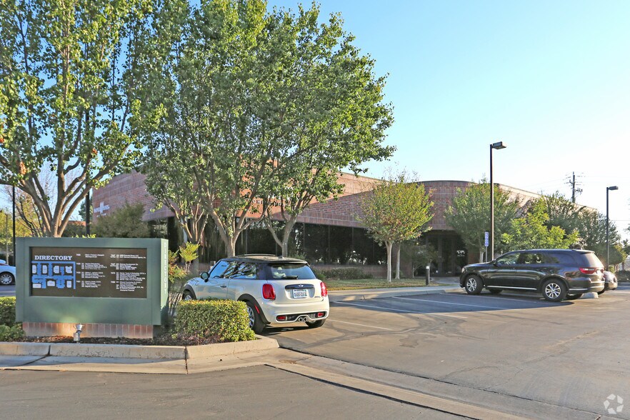 7461 N 1st St, Fresno, CA à vendre - Photo de l’immeuble – Image 3 sur 8