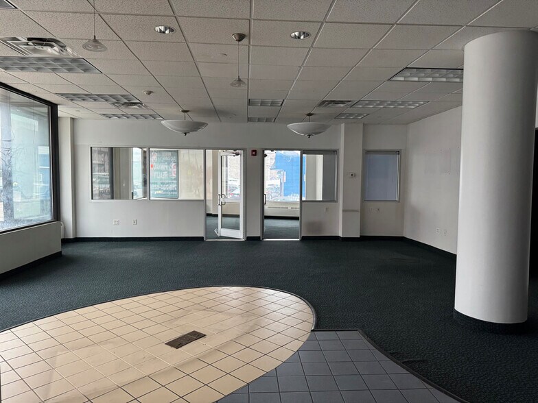 6401 Grand Ave, Maspeth, NY à louer - Photo intérieure – Image 2 sur 8