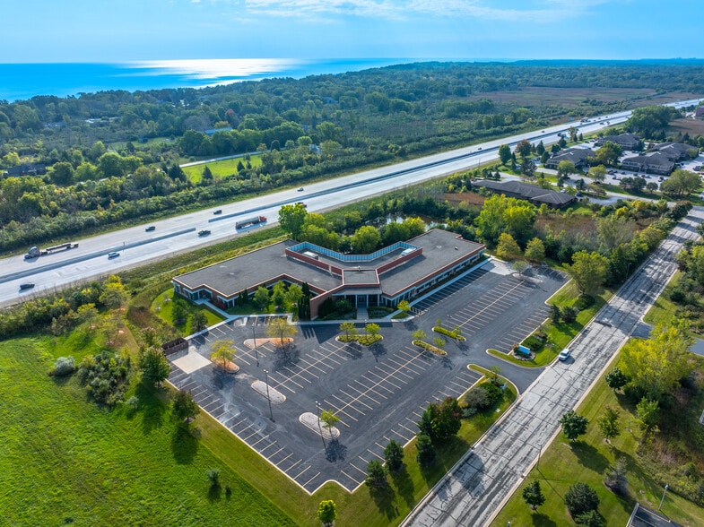 12080 N Corporate Pky, Mequon, WI à louer - Photo principale – Image 1 sur 15