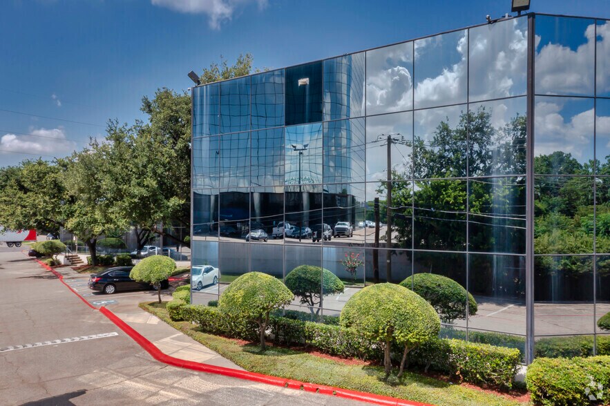 1327 Empire Central Dr, Dallas, TX à vendre - Photo de l’immeuble – Image 3 sur 10