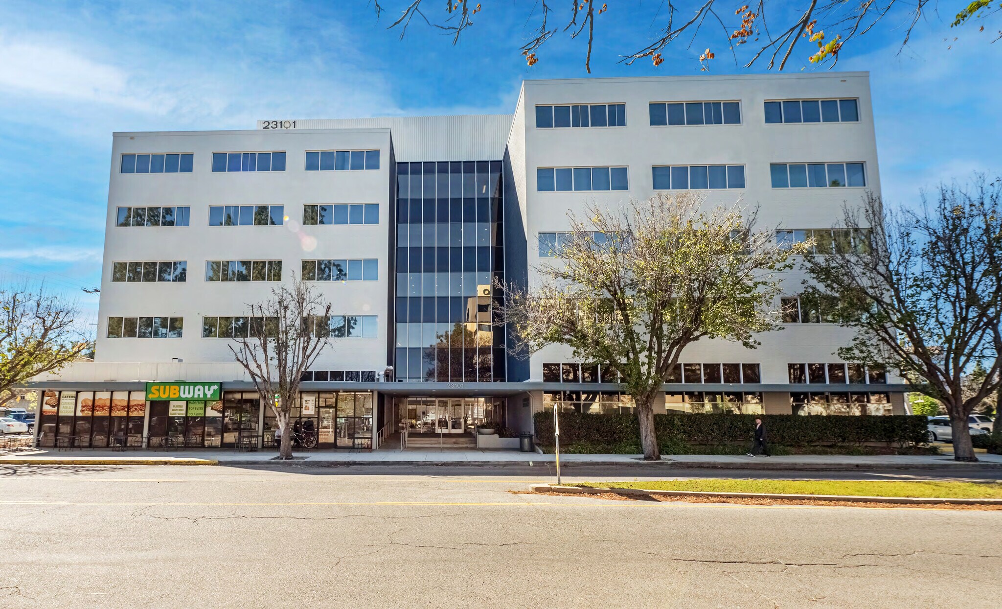 23101 Sherman Pl, Canoga Park, CA à louer Photo de l’immeuble– Image 1 sur 11