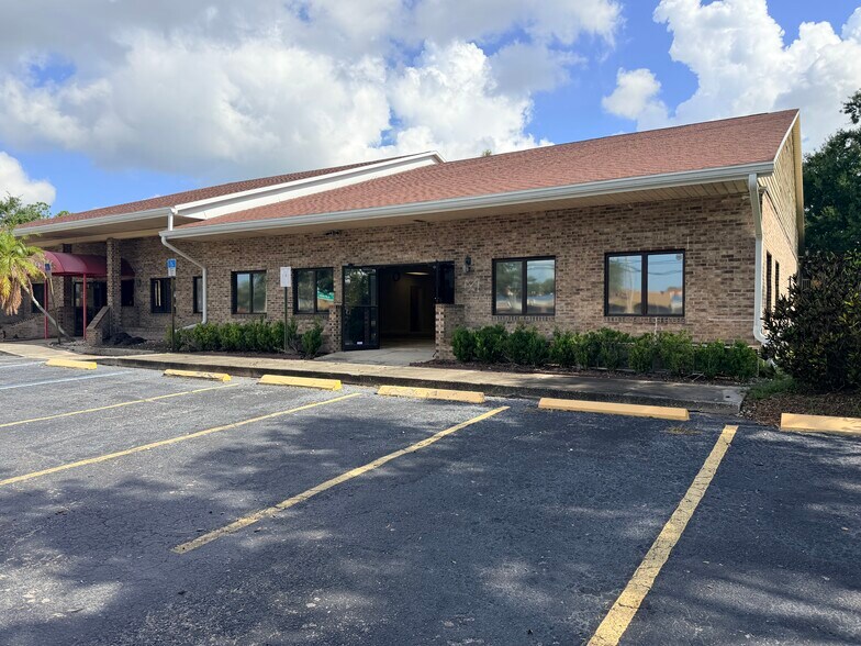 7491 Ulmerton Rd, Largo, FL à louer - Photo de l’immeuble – Image 2 sur 19