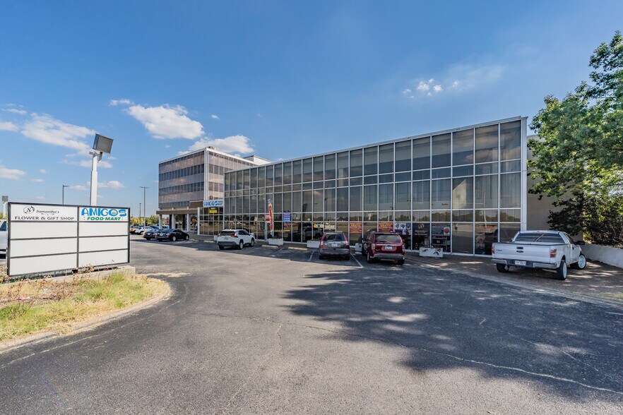 2520 W Irving Blvd, Irving, TX à vendre - Photo de l’immeuble – Image 3 sur 9