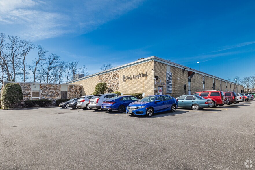 40 Ranick Rd, Hauppauge, NY à vendre - Photo principale – Image 1 sur 6