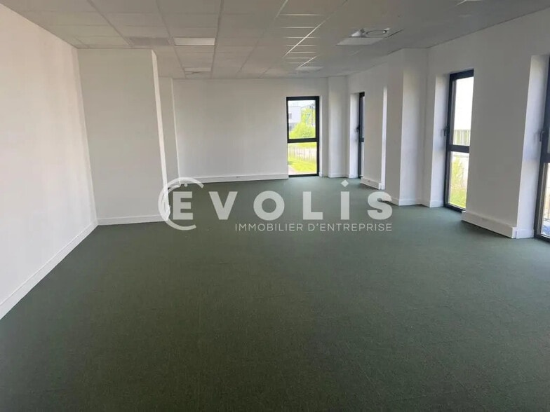 470 Rue Des Valets, Montluel à vendre - Photo de l’immeuble – Image 3 sur 10