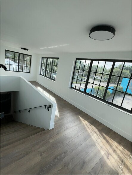 7330 NE 4th Ct, Miami, FL à louer - Photo de l’immeuble – Image 3 sur 16