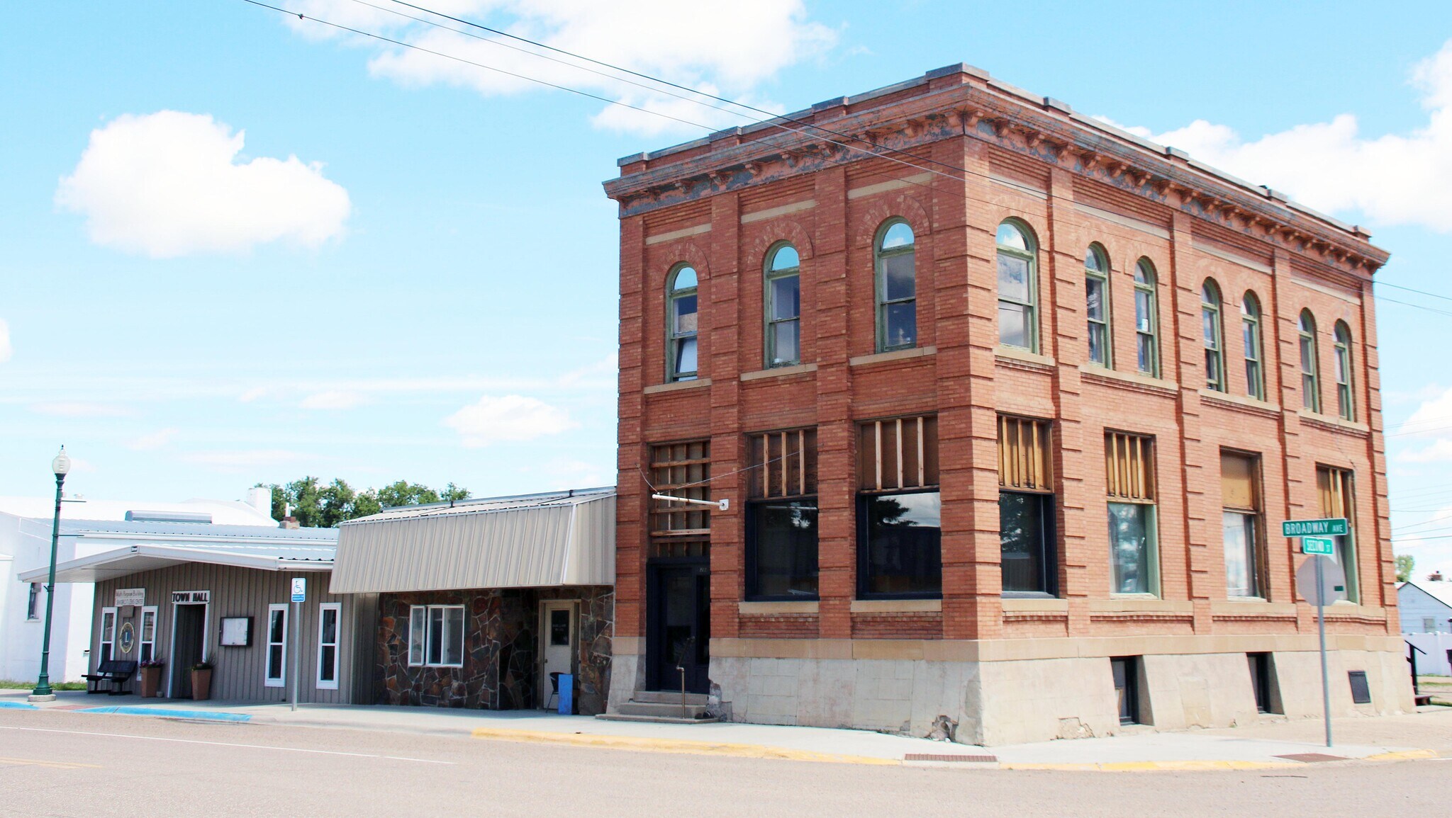 202 Broadway Ave, Culbertson, MT à vendre Photo de l’immeuble– Image 1 sur 9