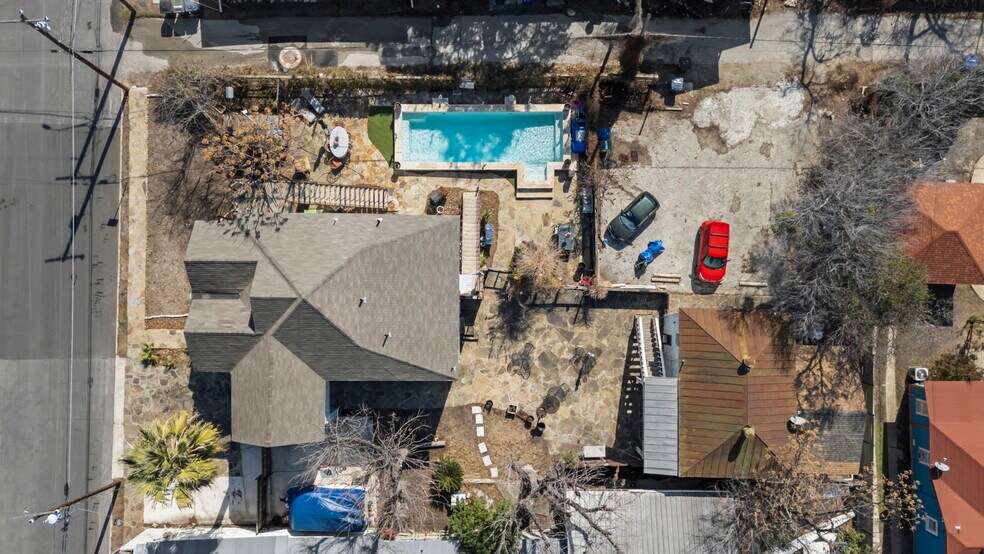 3221 N Flores St, San Antonio, TX à vendre - Photo de l’immeuble – Image 2 sur 46