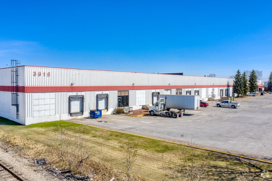 3916 61st Ave SE, Calgary, AB à louer - Photo principale – Image 1 sur 3