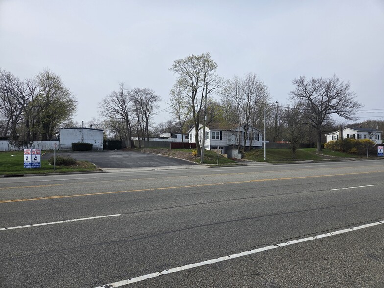306 Route 25A, Mount Sinai, NY à vendre - Photo de l’immeuble – Image 2 sur 12