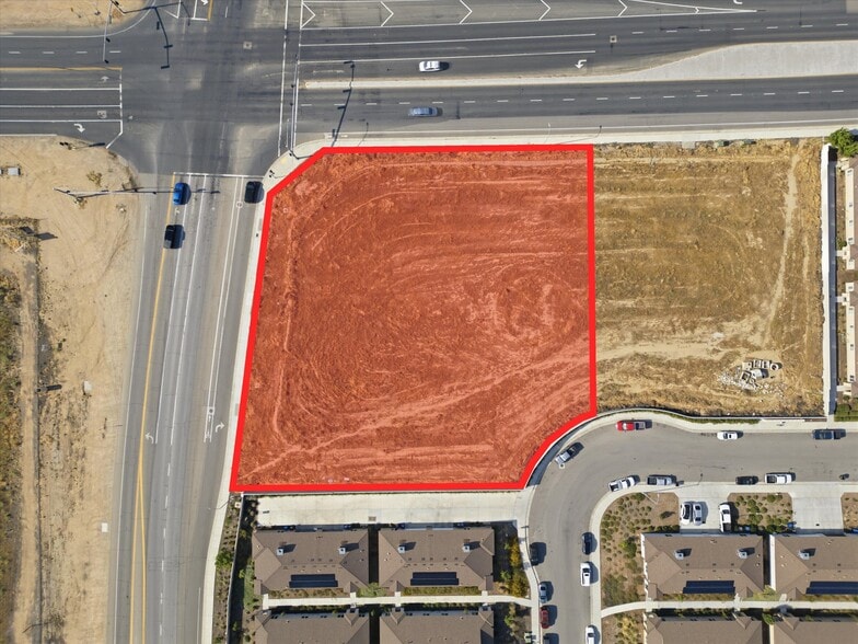Merle Haggard Dr and Airport Dr, Bakersfield, CA à vendre - Aérien – Image 2 sur 3